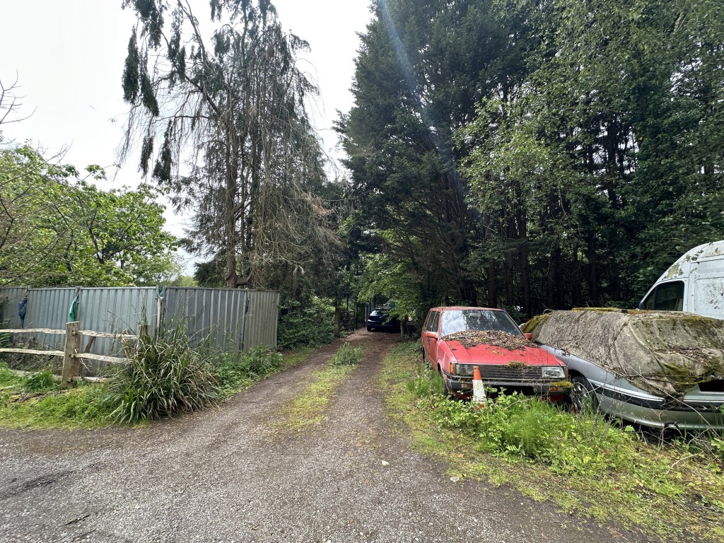 Lot: 60 - TIN BARN WITH POND SET IN APPROXIMATELY ONE ACRE - Photo of gated entrance to site